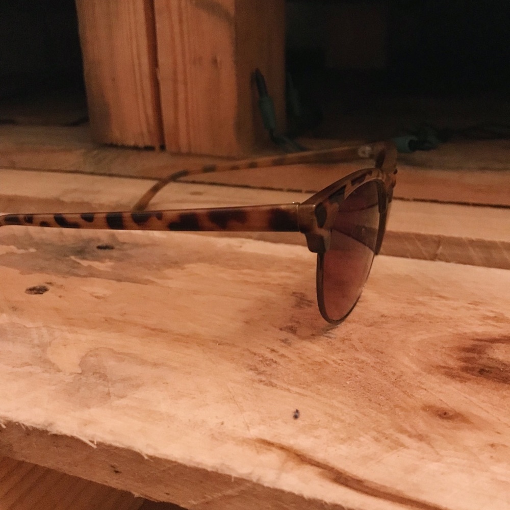 Tortoise shell patterned sunglasses - Picture 4 of 4